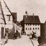 Schul- und Rathaus um das Jahr 1900